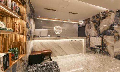 a room with a bar with a bench and a table at Daegu Seongseo Hotel Series 5.0 in Daegu