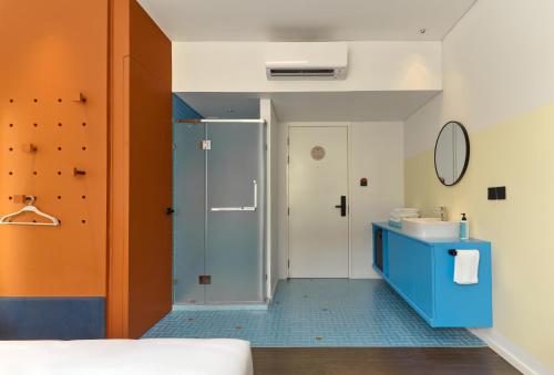 a bathroom with a shower and a sink at Go Hotel Khon Kaen Campas in Ban Nong Waeng