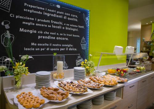 een buffet met veel verschillende soorten eten op een tafel bij Hotel Fabrizio in Rimini