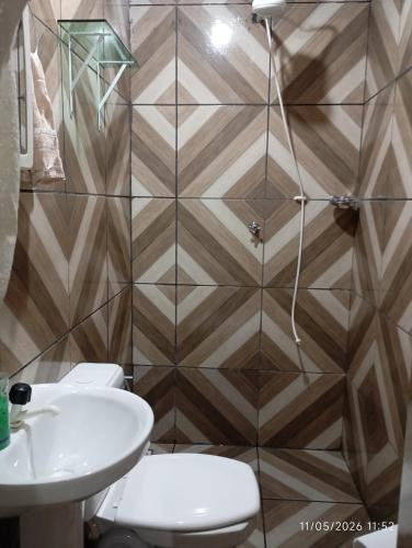 a bathroom with a toilet and a sink at Casa Baunilha in Cavalcante