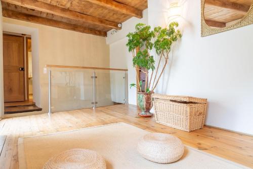 a living room with a table and two stools at Ecogîte cévénola 3 personnes in Molezon