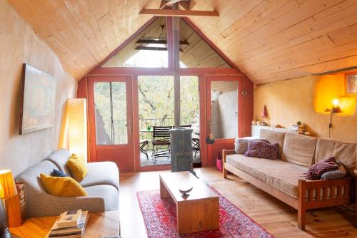 a living room with a couch and a table at Ecogîte nature de bieisses in Quézac