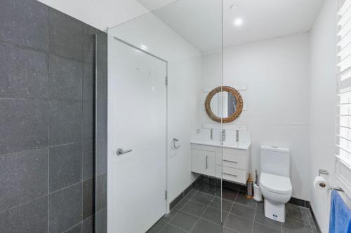 ein Badezimmer mit Toilette und Glasdusche in der Unterkunft Elenora in Queenscliff
