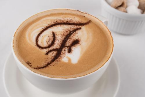 ザ フィッツウィリアム ホテル ベルファストにあるコーヒーまたはお茶
