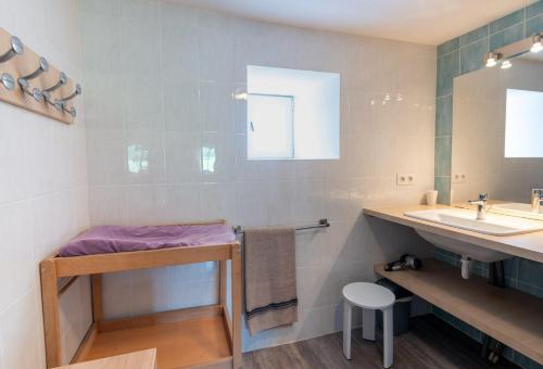 a bathroom with a sink and a toilet at Gîte du boy 8 personnes in Lanuéjols