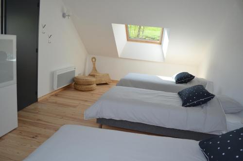 a bedroom with two beds and a window at Gîte les falaises à barjac in Barjac