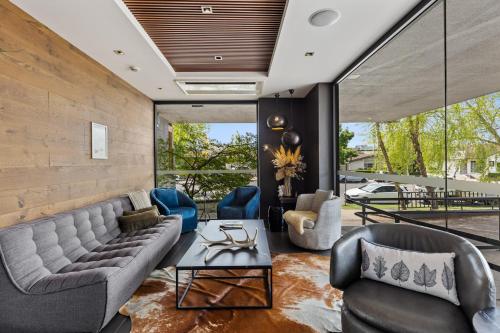 a living room with a couch and chairs at Townhouse Hotel in Wagga Wagga