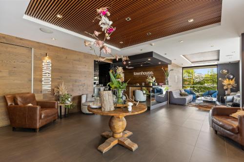 a living room with a table and chairs at Townhouse Hotel in Wagga Wagga