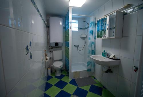 a bathroom with a toilet and a sink at Kun Kuckó Vendégház in Kiskunmajsa