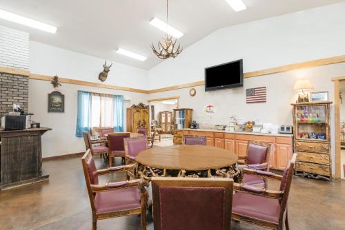 una sala da pranzo con tavolo e sedie di Super 8 by Wyndham Powell a Powell