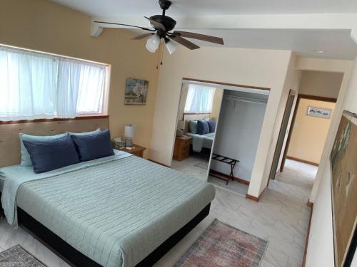 a bedroom with a bed and a ceiling fan at Silver Dollar Tree in Kealakekua