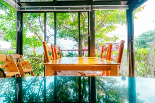 a table and chairs in front of a window at StellaMarina~海の星　ATAMI in Shimo-taga