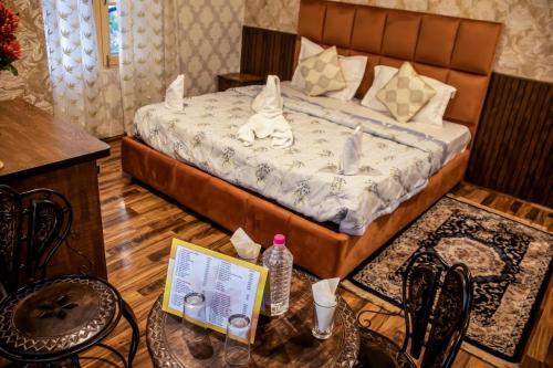 a bedroom with a bed with two rabbits on it at Amberwoodinn in Munglor