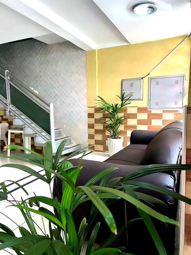 a living room with a couch and some plants at Hotel Independência Executive in Goiânia