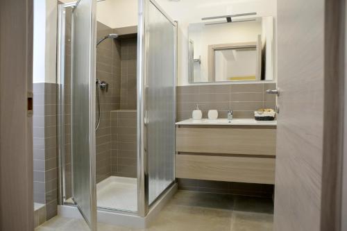 un baño con ducha y lavabo en Ognissanti 67, en Florencia