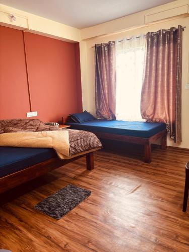 a bedroom with two beds and a window at Spring Valley Homestay Rishop in Rishop