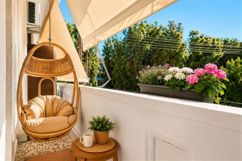 Boho Studio with Balcony Swing near Kalamata Center