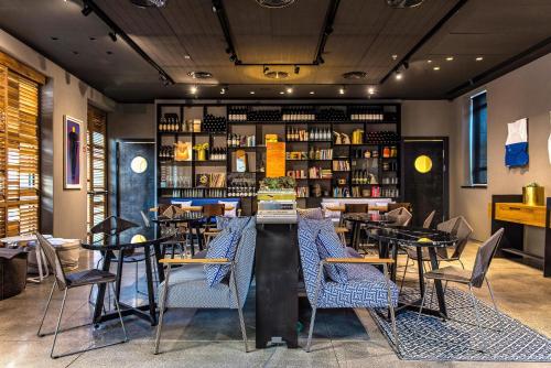 Nápoje v ubytování Bezalel Hotel - an Atlas Boutique Hotel
