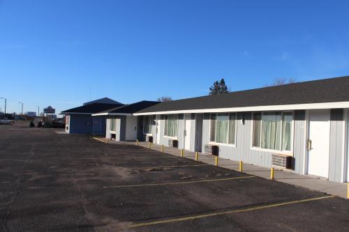 eine Reihe von Gebäuden auf einem Parkplatz in der Unterkunft Eastwood Inn of Wadena in Wadena
