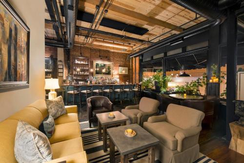 - un bar avec des canapés et des chaises dans la pièce dans l'établissement Hawthorn Suites by Wyndham Rome, à Rome