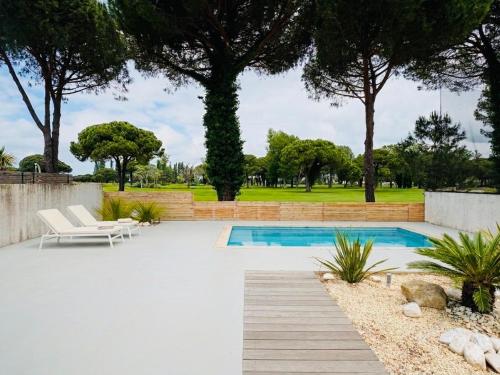 luxueuse villa piscine terrain de boules vue imprenable sur le golf