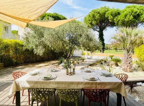 luxueuse villa piscine terrain de boules vue imprenable sur le golf