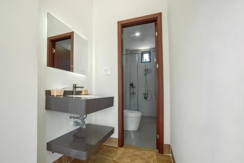 a bathroom with a sink and a shower at Vinh Hy Horizon in Vĩnh Hy
