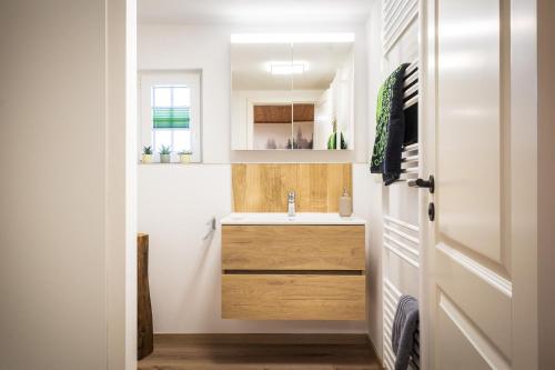 a bathroom with a sink and a mirror at Holzhaus im Schwedenstil in Scharnhorst