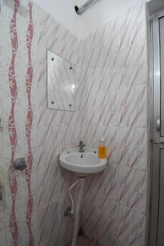 a bathroom with a sink and a mirror at Hotel Sonnet Inns in Rānchī