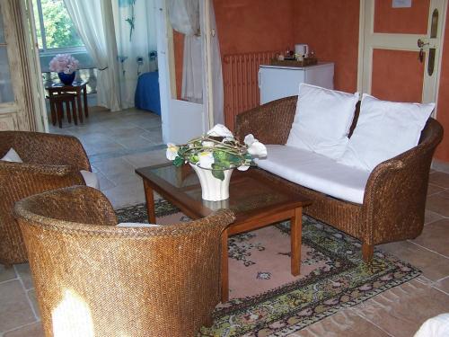 salon z kanapą, stołem i krzesłami w obiekcie Castel Enchanté w Nicei