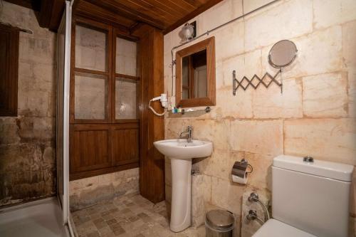 a bathroom with a sink and a toilet at Beliz Hanım Konakları in Gaziantep