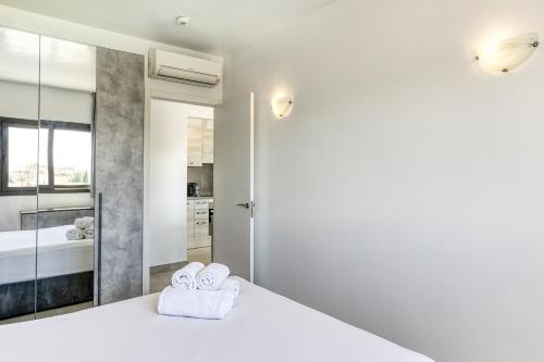 a bedroom with a bed with two towels on it at Giuliano Superior 4 personas in Empuriabrava