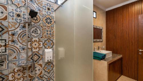 a bathroom with a shower and a sink at Alingga Cottage in Ubud