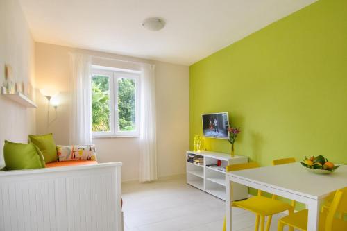 Studio and Apartment Nadia with garden