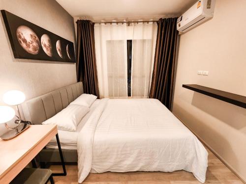 a small bedroom with a bed and a window at The Room Bangyai in Ban Bang Krabu