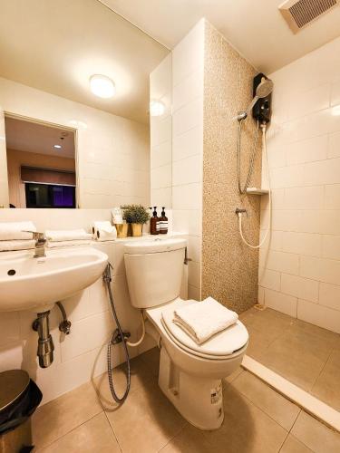 a bathroom with a toilet and a sink and a shower at The Room Bangyai in Ban Bang Krabu