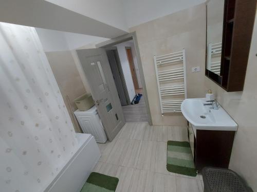 a bathroom with a white sink and a toilet at Apartament Dem Radulescu Bloc nou! in Râmnicu Vâlcea