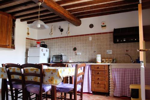 O bucătărie sau chicinetă la Casa Vacanze in Borgo