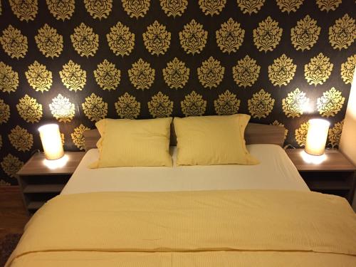 una camera da letto con un grande letto con due comodini di Color Apartment a Cracovia