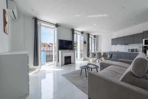 3-Br Apartment Top Floor South-Facing Balcony Central Cannes