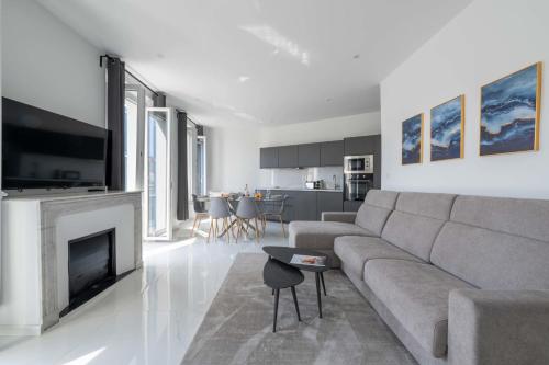 3-Br Apartment Top Floor South-Facing Balcony Central Cannes