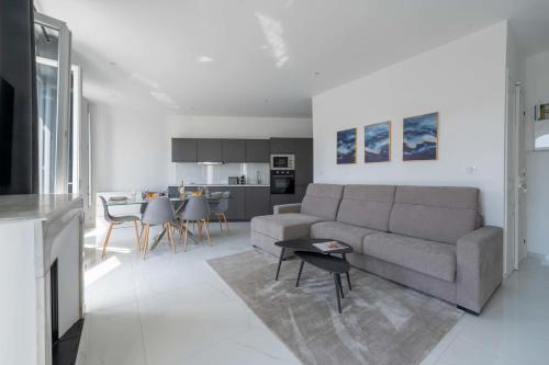 3-Br Apartment Top Floor South-Facing Balcony Central Cannes