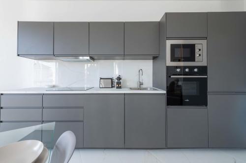 3-Br Apartment Top Floor South-Facing Balcony Central Cannes