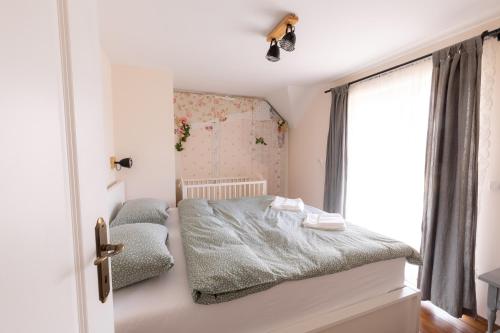 a small bedroom with a bed and a window at Anuskina kuca in Pakovrače