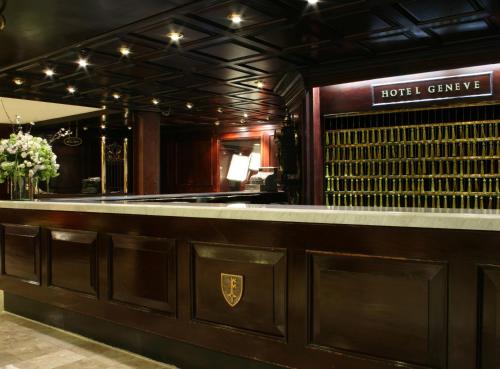 a bar at a hotel with a pool table at Hotel Geneve CD de Mexico in Mexico City