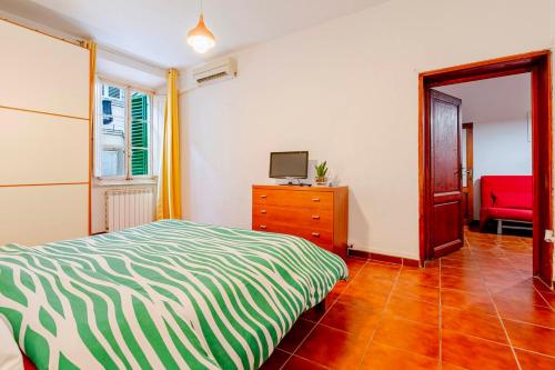 a bedroom with a bed and a dresser with a television at Empoli, intero alloggio vicino Firenze in Empoli