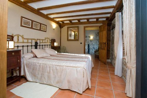 a bedroom with a bed and a tiled floor at Casa Del Palacio in Aguilafuente