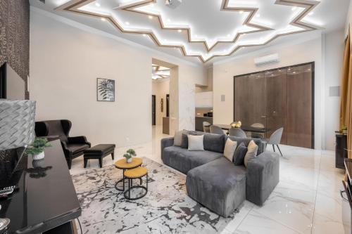 Marble & Gold Flat Jacuzzi Andrassy Steps