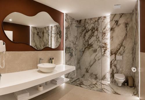 ein Badezimmer mit Waschbecken und Toilette in der Unterkunft Civico14 in Târgovişte