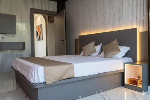 a bedroom with a large bed in a room at Hotel The Mount View in Rājgīr